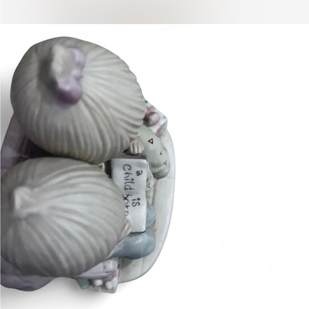 Precious Moments ‘Unto us a child is Born’ figurine - Picture 4 of 8